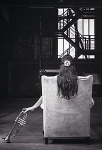 scala di grigi, fotografia, donna, coda di cavallo, seduta, sedia, Holding