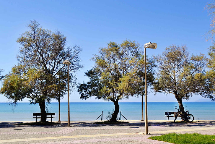 gražus kraštovaizdis, Marina, medžiai prie jūros, mėlyna jūra, Graikija, kourouta, kraštovaizdžio