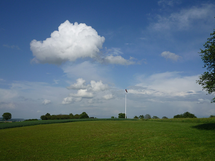 Větrná korouhvička, senzor směru větru, zvaný Weathervane, Hill, mrak, obloha, tráva