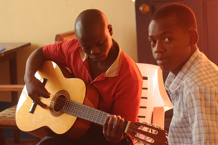 aulas de guitarra, escola de música, aprendizagem, preto, jovem, Moçambique, guitarra