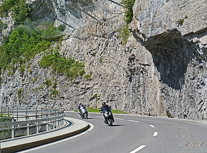 Svizzera, Thun, Seestrasse, Beatenberg, curve, roccia, motociclista
