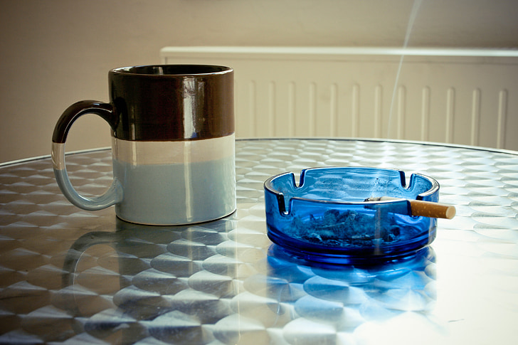 灰皿, コーヒー ブレーク, 煙の休憩時間, タバコ, カップ, テーブル, コーヒー
