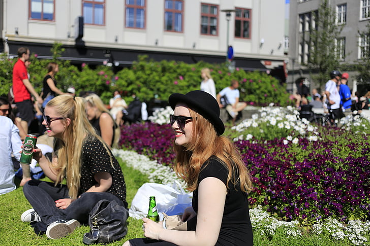 Reykjavík, centro città, Festival, una giovane ragazza in un cappello, Islanda, persone, donne