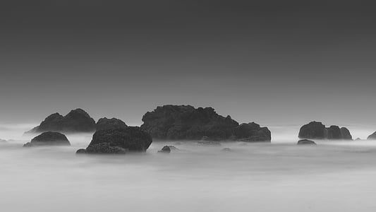 μαύρο και άσπρο, ομίχλη, βράχια, στη θάλασσα