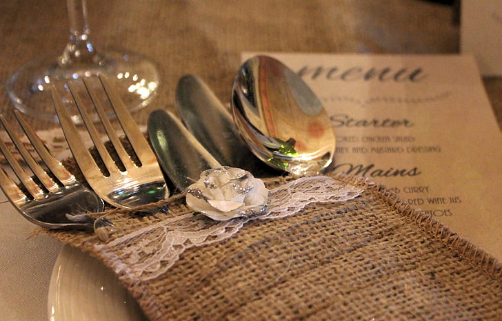 cubiertos, caso de cubiertos, tabla de la boda, preparar, tarjetas de lugar, menú, restaurante