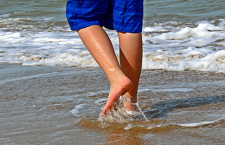 pieds, jambes, sable, eau, vague, aller, pulvérisation