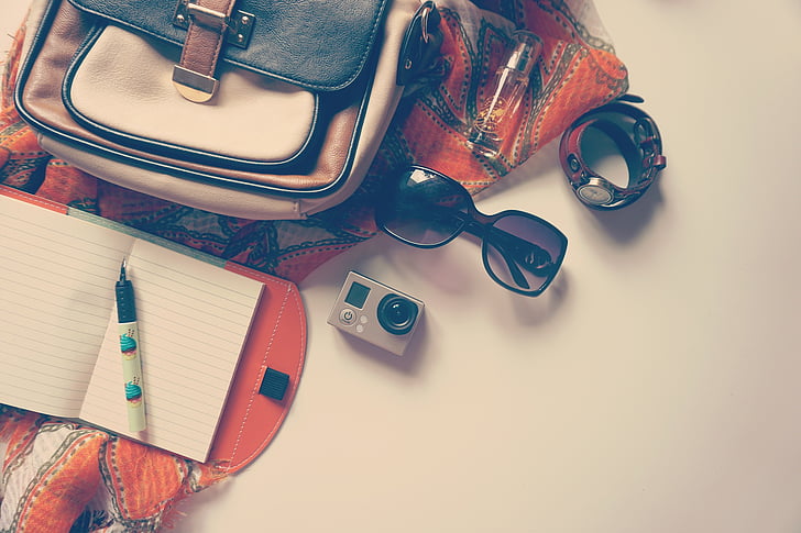 bossa, càmera, GoPro, Llibreta, ploma, mocador, ulleres de sol