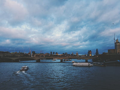 лодки, мост, здания, город, городской пейзаж, Река, небо