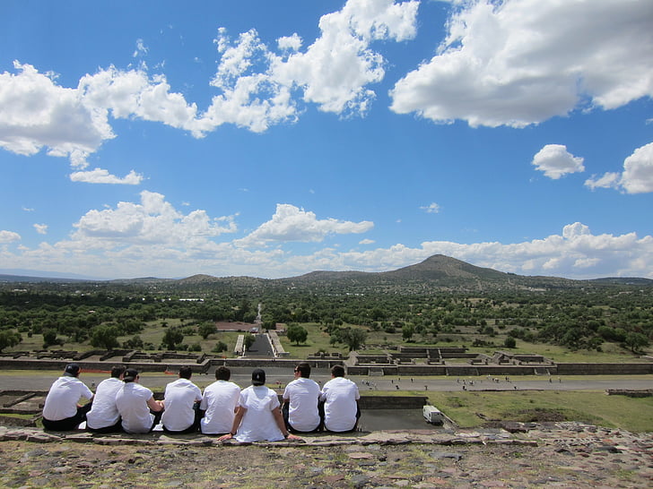 Mexico, studenter, ruinerna, Teotihuacan, blå himmel