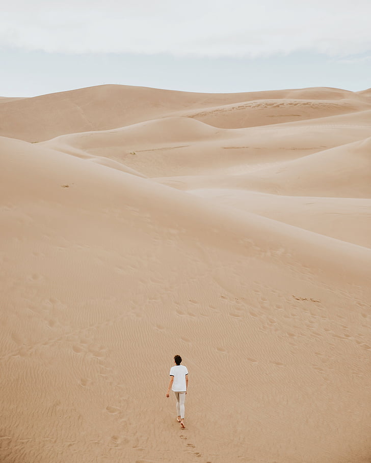 mees, kõndimine, magustoit, kõrbes liiva, liivaluide, liiv, Desert