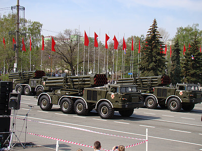 desfile, dia da vitória, Samara, Rússia, área, uragan BM 27 9k 57, sistema de lançamento de foguetes múltiplos