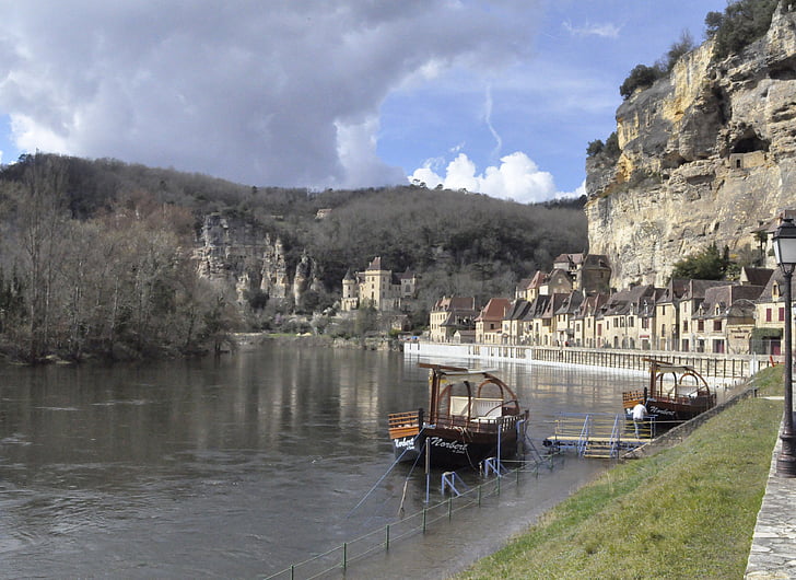 linnoitukseen johtava gageac, Dordogne, Ranska