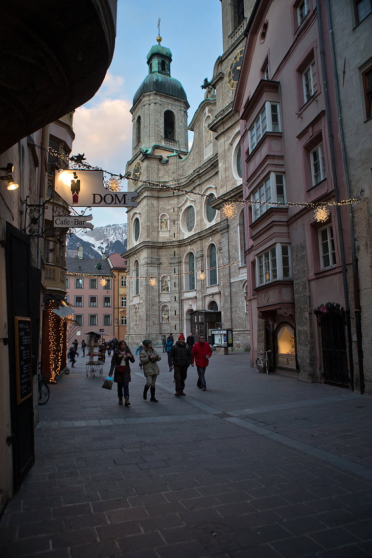 Innsbruck, mesto, Avstrija, pozimi, večer, bazilika, turisti