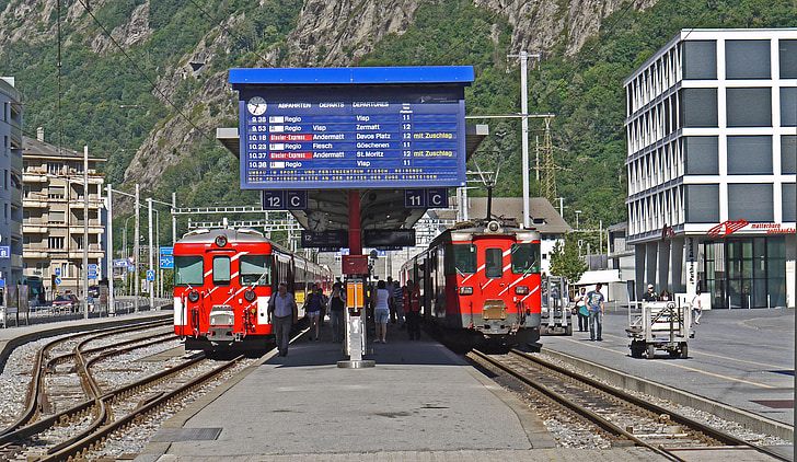 Brig, Station voorterrein, wijngaard station, matterhorm-gotthard-bahn, platform, scorebord, regionale treinen