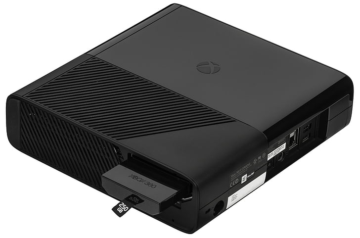 Xbox 360 e, externí pevný disk xbox, 4 gb paměti, nebo na pevný disk 250gb, přenosný disk SATA, standardní velikost, 4gb integrované paměti