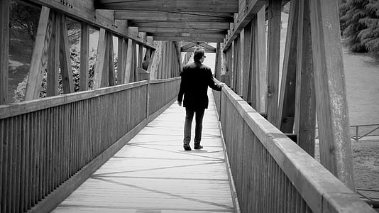 om, Podul, alb-negru, oameni, mersul pe jos, în aer liber, femei