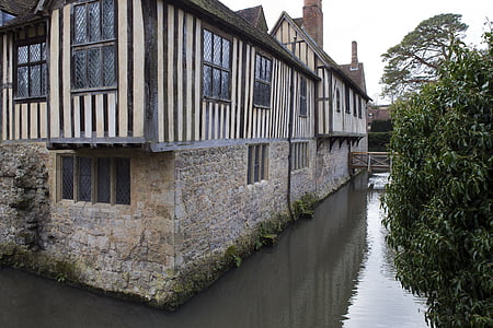Ightham mote, středověké, vodní dům, kamenické práce, příhradové konstrukce, skleněné vitráže, Architektura