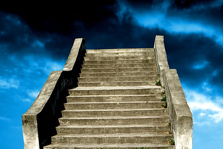 velho, concreto, escadas, indo, azul, nublado, céu