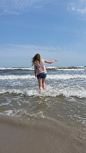 meitene, jūra, ūdens, brīvdiena, pludmale, Baltijas jūrā, vilnis