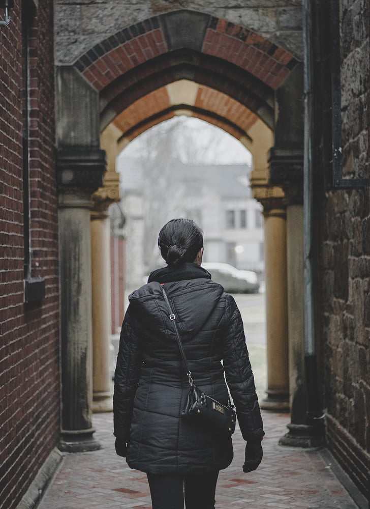mulher, vestindo, preto, bolha, jaqueta, caminhando, caminho