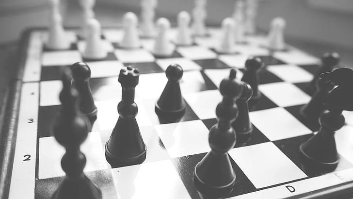 svart-hvitt, brettspill, utfordring, sjakk, sjakkbrikker, tårn i sjakk, avgjørelse