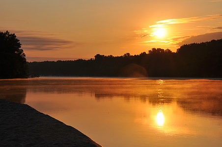 Dawn, sommar, floden