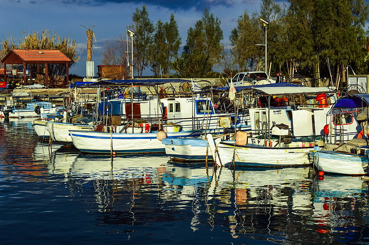 puerto pesquero, barcos, mar, reflexiones, Ayia triada, Paralimni, Chipre