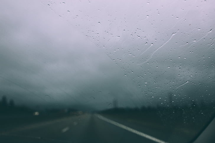 車, フロント ガラス, 雨滴, 運転, 高速道路, 道路, 雨が降っています。