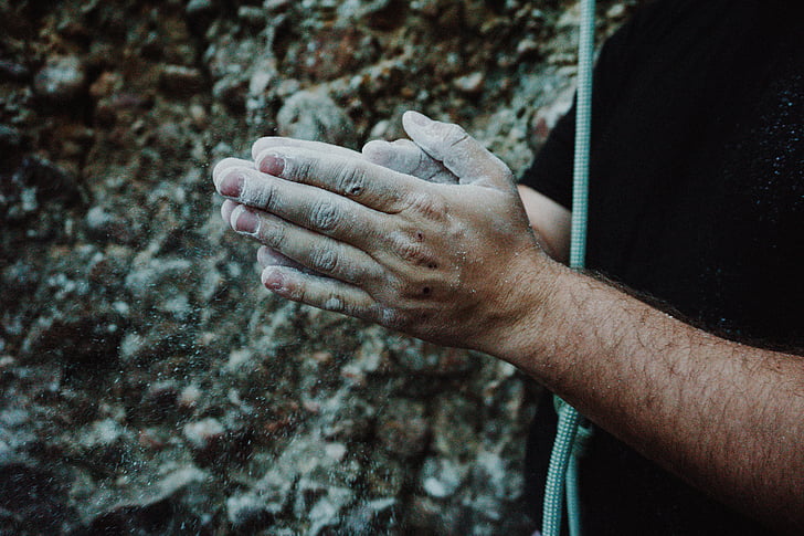 sucia, manos, hombre, roca, mano humana, parte del cuerpo humano, una persona