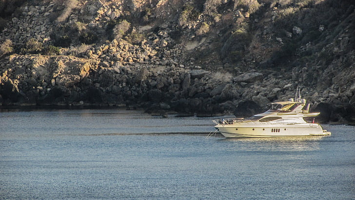 Kypr, Konnos bay, jachta, volný čas, relaxace, skalnaté pobřeží