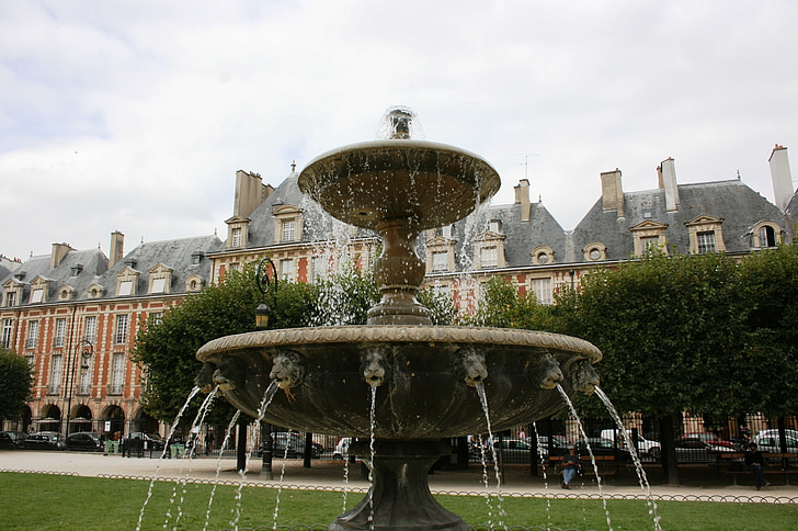 źródła, plac Place des vosges, Paryż