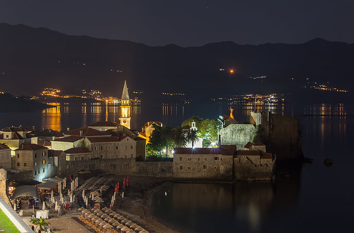 Montenegro, notte, Fortezza, città di notte, luci notturne, montagne, riflesso nell'acqua