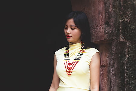 Tribal šaty, etnické, Tradícia šaty, tradičný odev, domorodé ženy, Tribal náhrdelník, model
