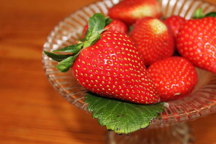 maasikad, puu kaussi, Shell, klaas kauss, lehed, roheline, punane