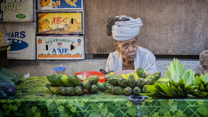 marknaden, fruktstånd, Bali, Klungkung, Indonesien, gammal kvinna, bananer