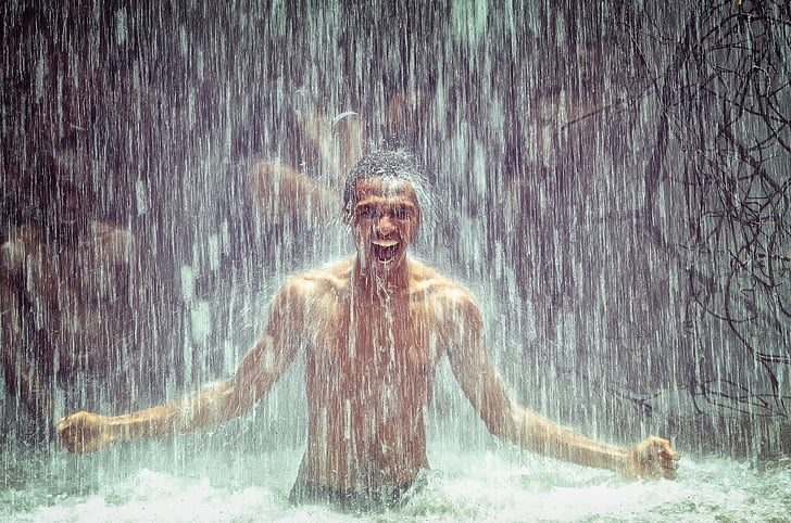 vīrs zem ūdenskrituma, jauda, ūdenskritums, spēcīgs, ūdens, melnādains vīrietis, peldēšana