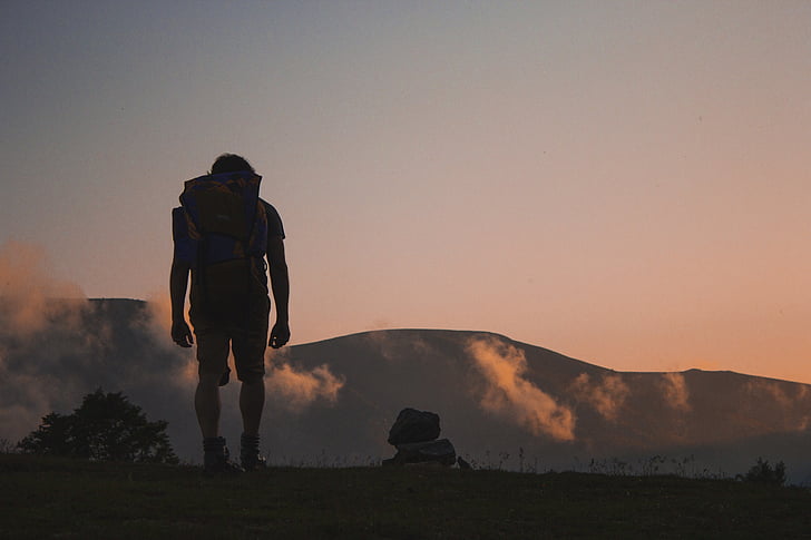 alpinista, caminhadas, mochila, em pé, montanha, penhasco, pôr do sol