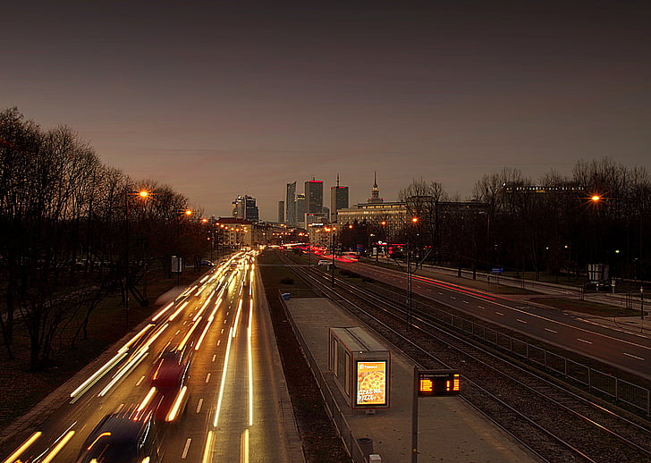 Varsó, város, utca, forgalom, éjszaka, naplemente, felhőkarcoló
