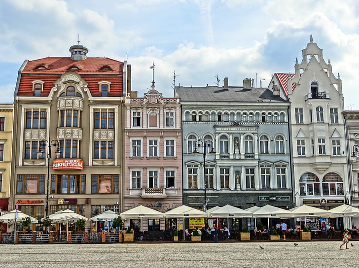marktplein, Bydgoszcz, Polen, parasols, cafés, restaurants, gebouwen