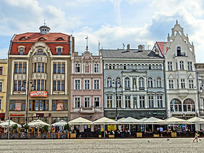 Piazza del mercato, Bydgoszcz, Polonia, ombrelloni, caffè, ristoranti, edifici