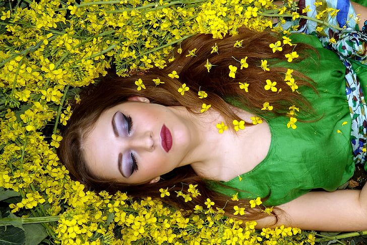 Дівчина, квіти, жовтий, сновидіння, сон, Краса, Природа
