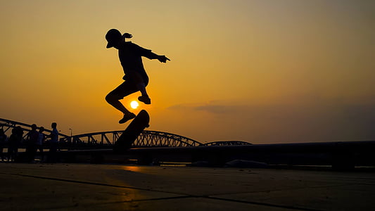 pemuda, Sutra, matahari terbenam, perkotaan, olahraga, skateboard, melompat