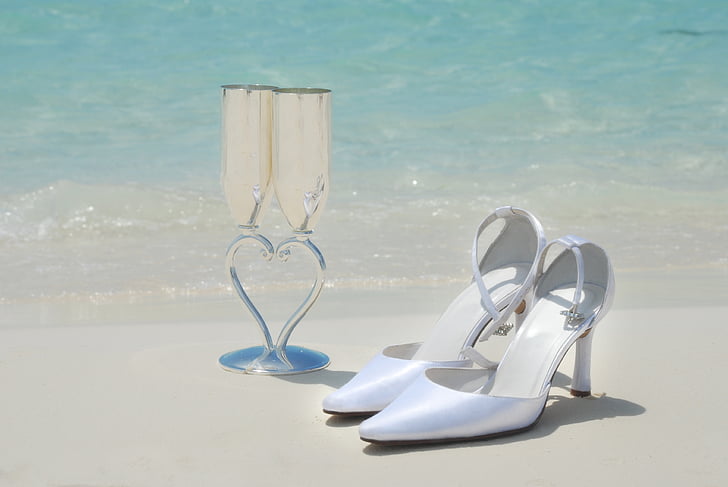 Свадебная обувь, Свадебные бокалы, красивый пляж, Свадебный фон, невеста, детали свадьбы, Свадебная обувь