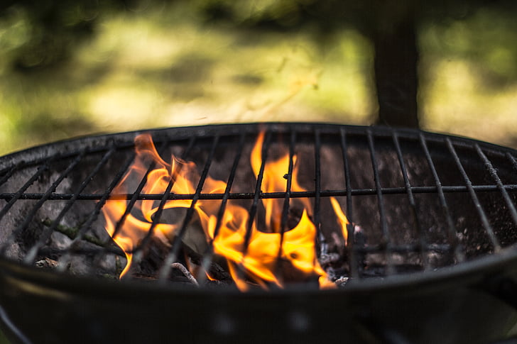 Grill, seizoen op de grill, brand, lege grill, grillen, krijgen van vuur te branden, aanmaakhout