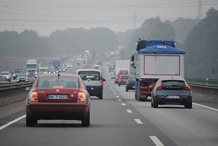 Scoala de soferi, o maşină de conducere, străzi, autostrada, Germania, trafic, ceaţă