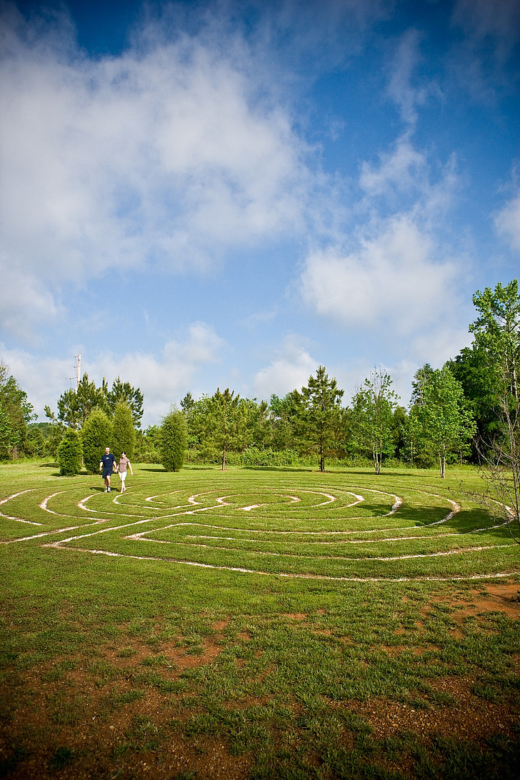 Mandala, labyrinthe, labyrinthe, en plein air, couple, marche, herbe