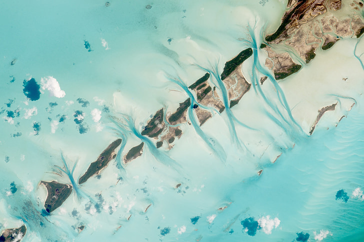 vue depuis l’espace, île de Great exuma, Bahamas, bas fonds intertidaux, canaux, océan, mer