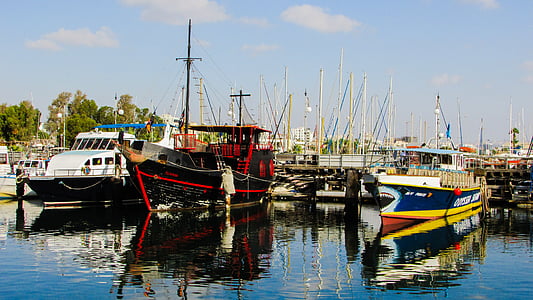 Kypr, Larnaka, Marina, výletní lodě, cestovní ruch, barvy, odrazy