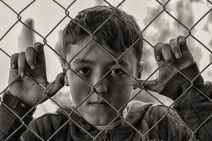 Pojke, hungriga, Ledsen, chainlink staket, skydd, säkerhet, en person