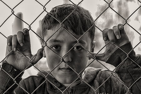 berniukas, alkanas, liūdnas, Tinklinė tvora, apsaugos, saugos, vienas asmuo